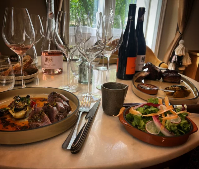 Qui a dit qu’il fallait attendre le week-end pour sortir et s’ouvrir de bonnes bouteilles ? 
Pas difficile de se faire plaisir, dans notre gamme il y en a pour tous les goûts 🍷❣️

#vin #fontenelles #pleasur #thursdaymotivation #diner #accordsmetsvins #corbieres #wine
- L’abus d’alcool est dangereux pour la santé -
